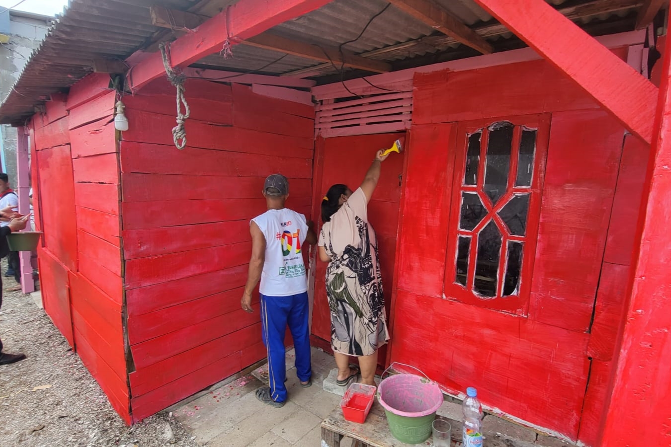 Sambut Hari Kesetiakawanan Sosial, Warga Cilincing Cat Rumah Secara Gotong Royong