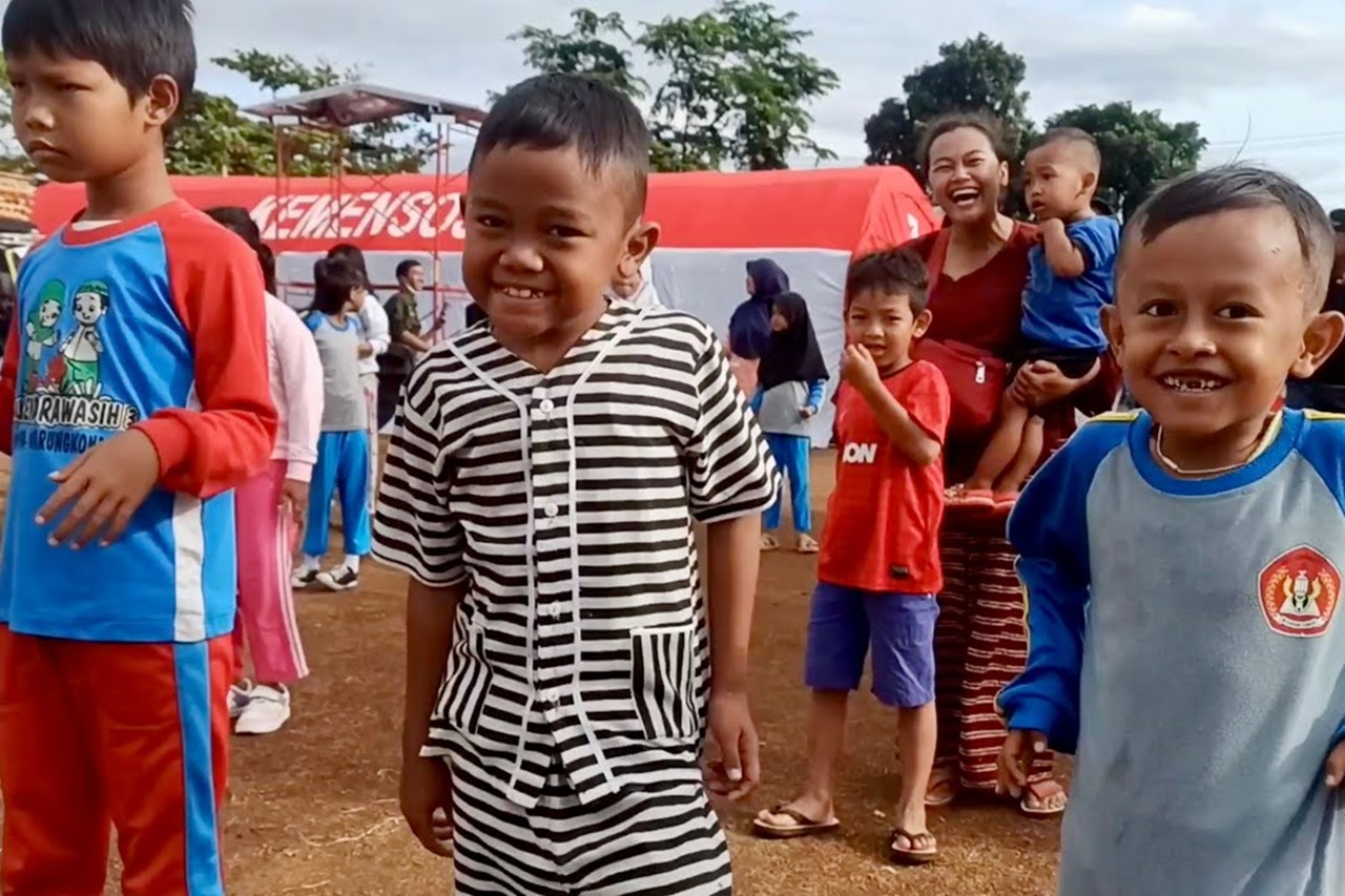 The Excitement of Cianjur Earthquake Survivors Joining Morning Exercise