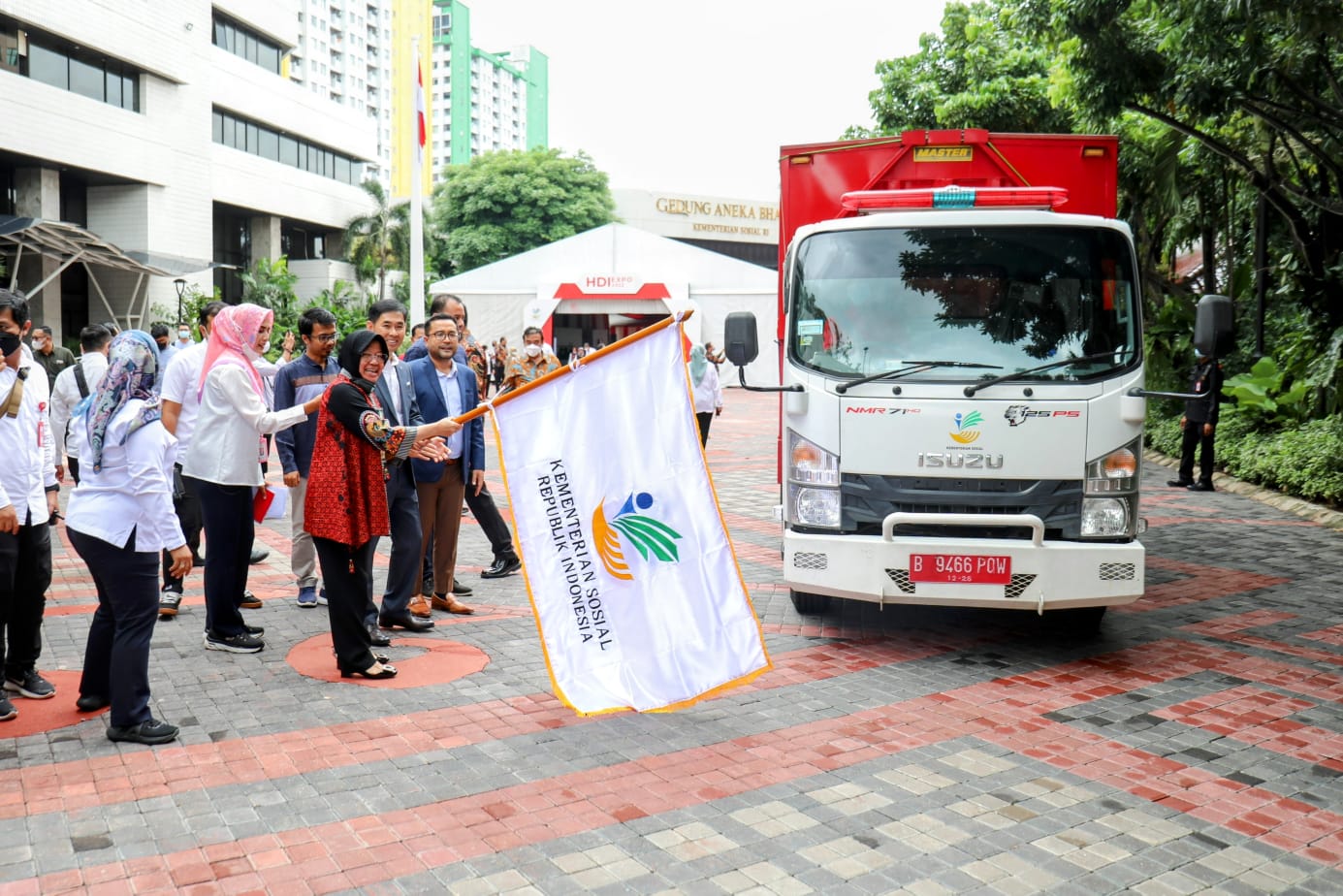 Mensos Lepas 50 Ton Beras Donasi Dunia Usaha dan Para Dermawan untuk Gempa Cianjur