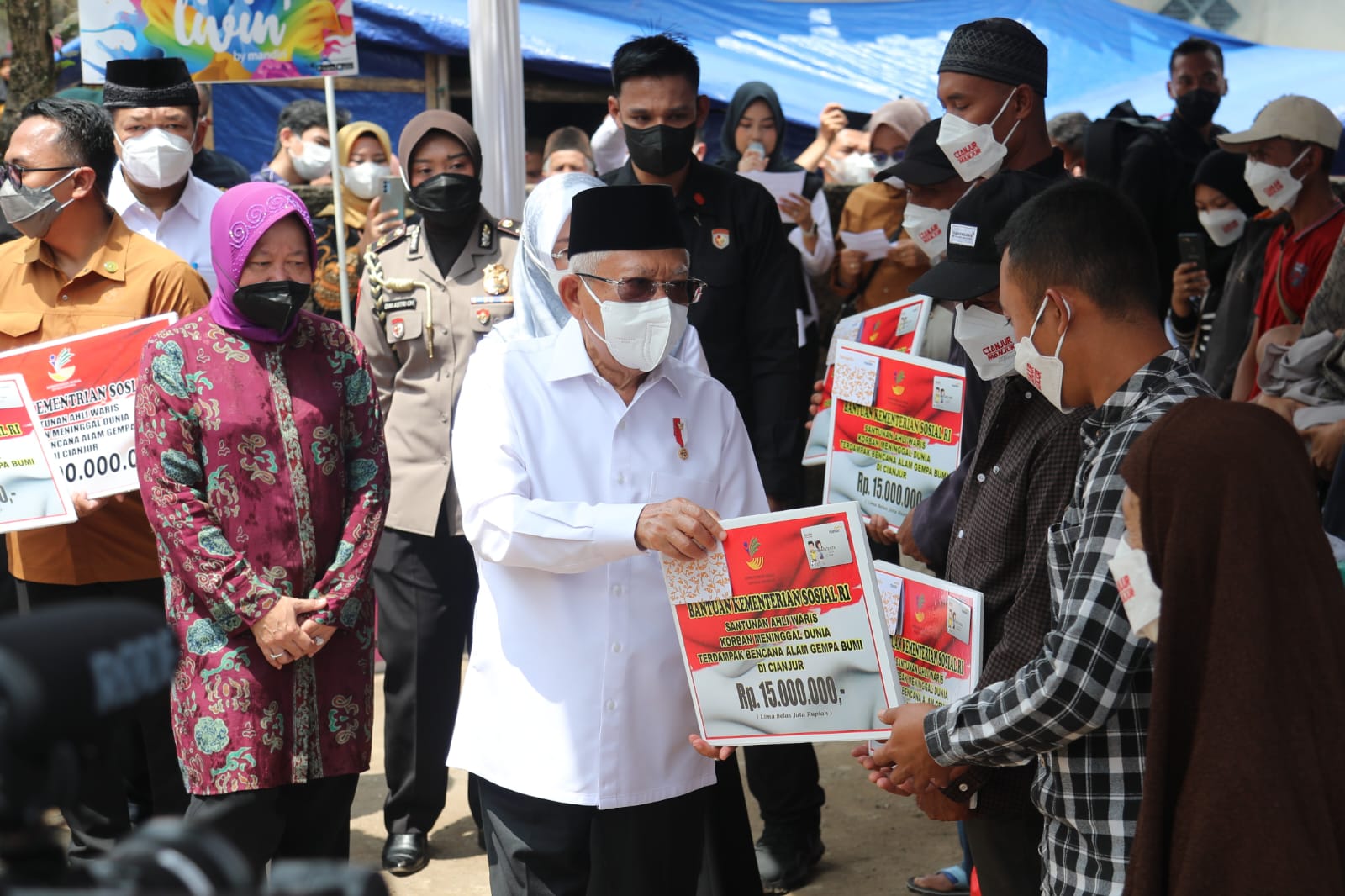 Accompanying the Vice President, the Social Affairs Minister Witnesses the Distribution of Compensation for 478 Cianjur Earthquake Victims