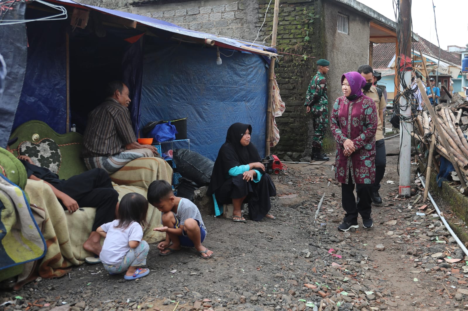 Greets Cianjur Earthquake Evacuees, Minister of Social Affairs Risma Joins in Building a Kitchen Tents