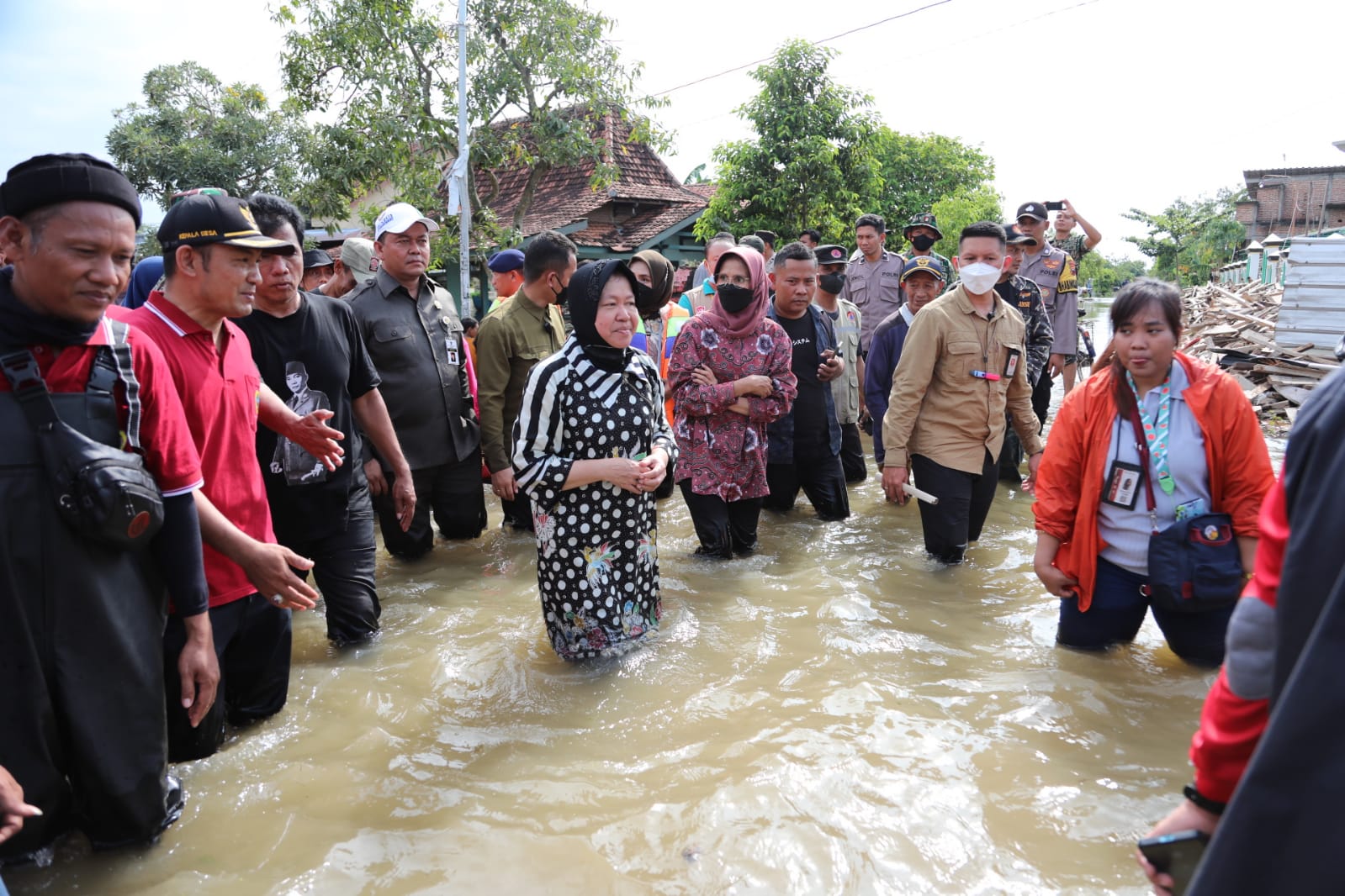 Social Affairs Minister Risma Went Directly at the Pati Flood Location