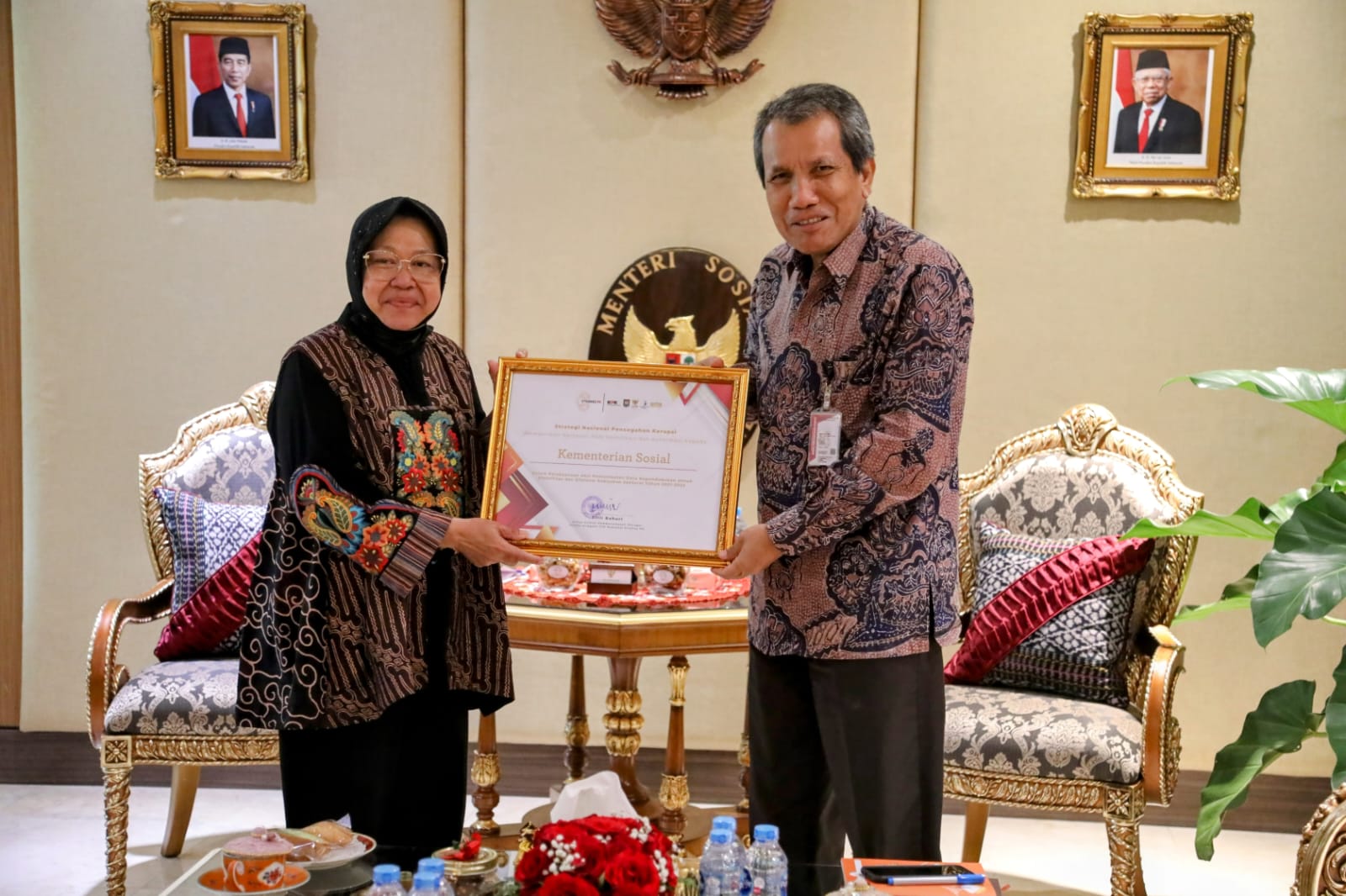 Minister of Social Affairs Risma Receives Award from KPK