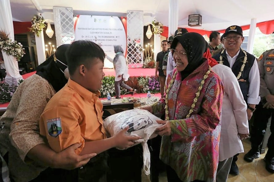 Serahkan Bantuan ATENSI, Mensos Dorong Disabilitas Raih Prestasi