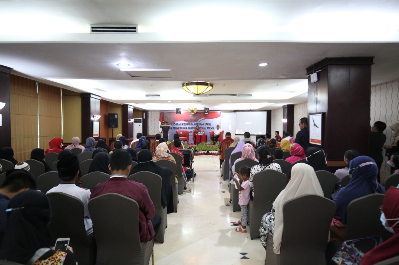 Ministry of Social Affairs Distributes PKH, ATENSI, and PENA in Tarakan