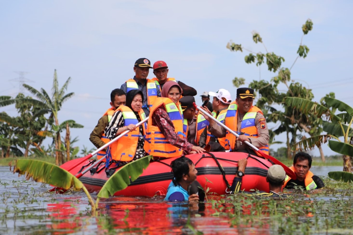 With a Rubber Boat, the Social Affairs Minister Sweeps Pati Flood to Isolated Areas