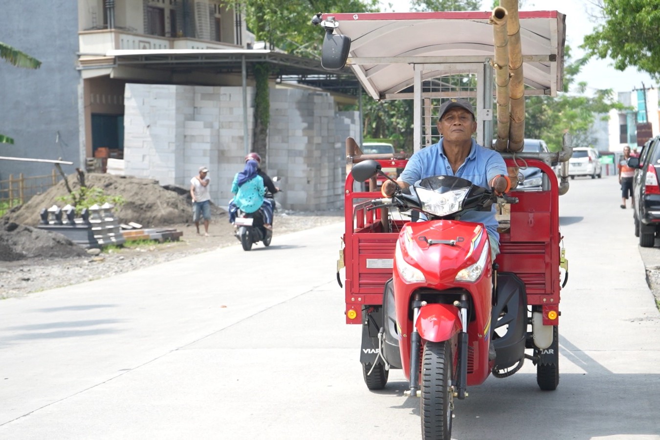 Tetap Semangat Meski Tangan Diamputasi, Warga Banyumas Dapat Bantuan Motor Roda Tiga dari Kemensos