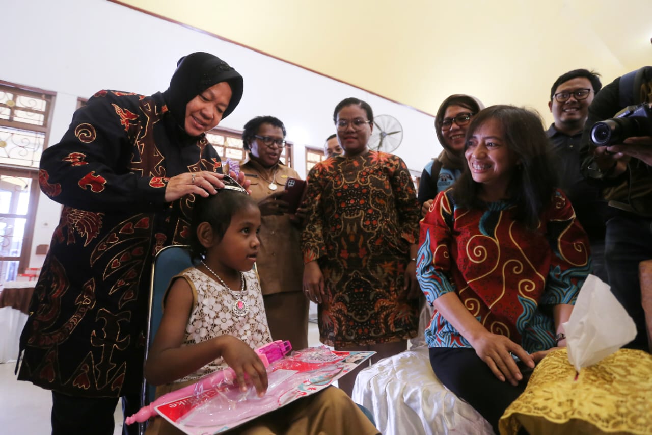 Di Hari Kasih Sayang, Mensos Bagikan Bingkisan dan Pulihkan Keceriaan Anak-anak Penyintas Gempa Jayapura