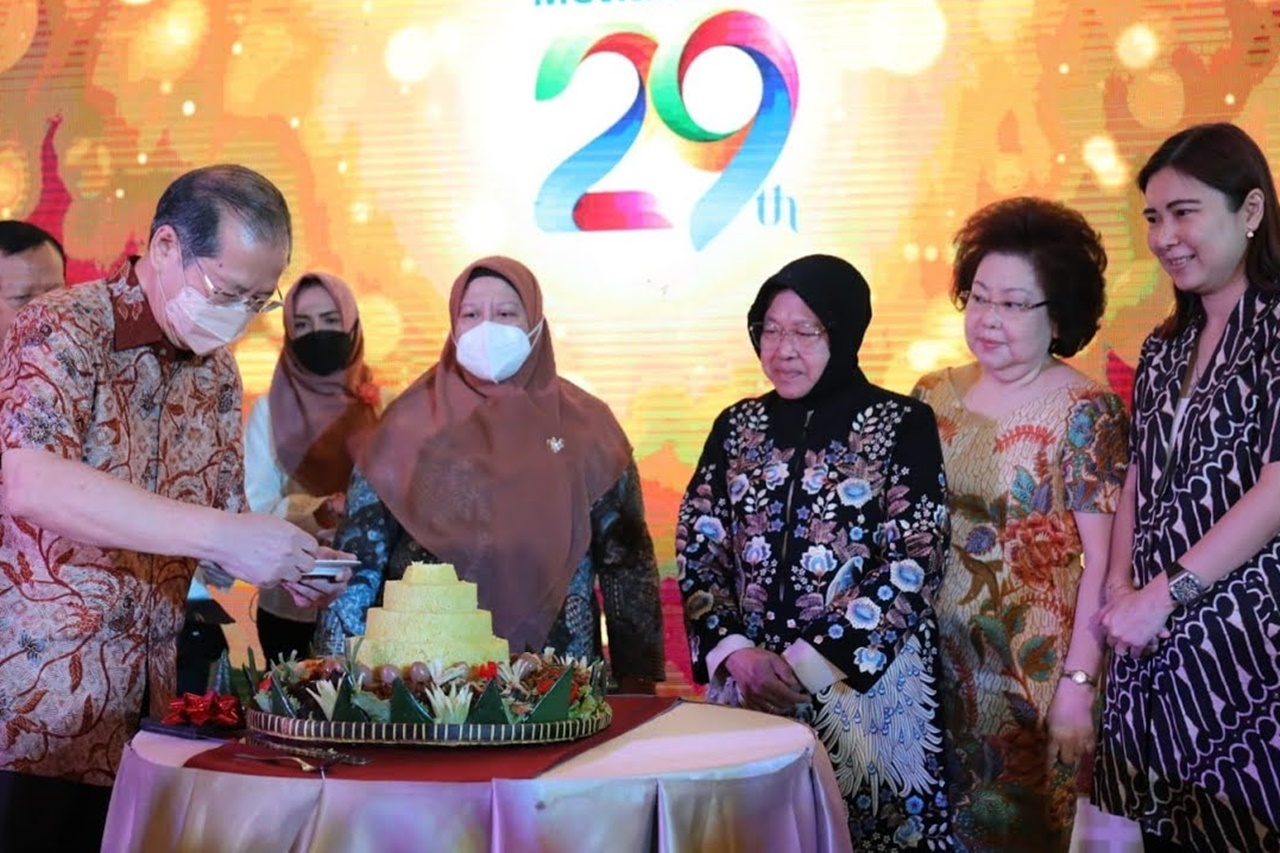 Minister of Social Affairs Risma Attends Metland's 29th Birthday Celebration