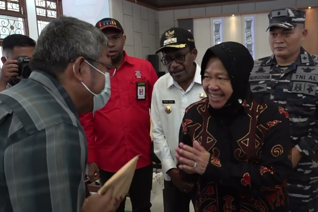 Mensos Cek Langsung Distribusi Bantuan bagi Warga Terdampak Gempa Beruntun di Jayapura