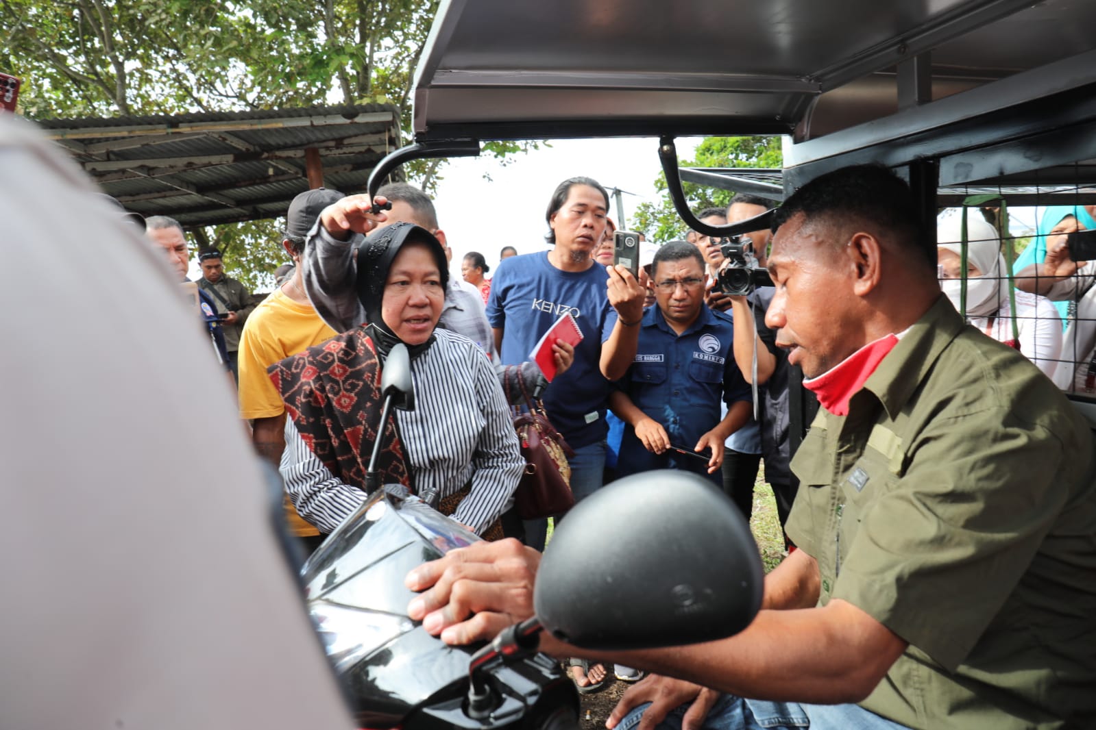 Caring for Ende Fishermen, Ministry of Social Affairs Distributes 25 Units of Fiber Boats