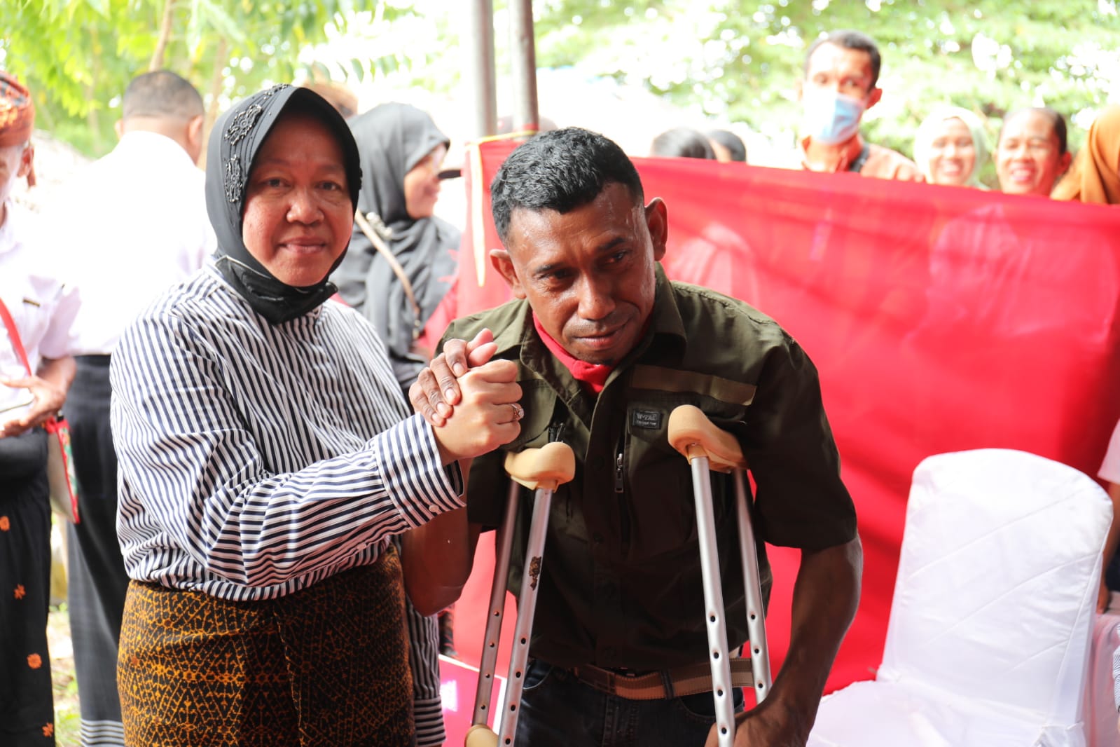 Datang ke Ende, Mensos Bantu Penyandang Disabilitas Gunakan Tongkat Penuntun Adaptif dan Beri Kapal untuk Nelayan