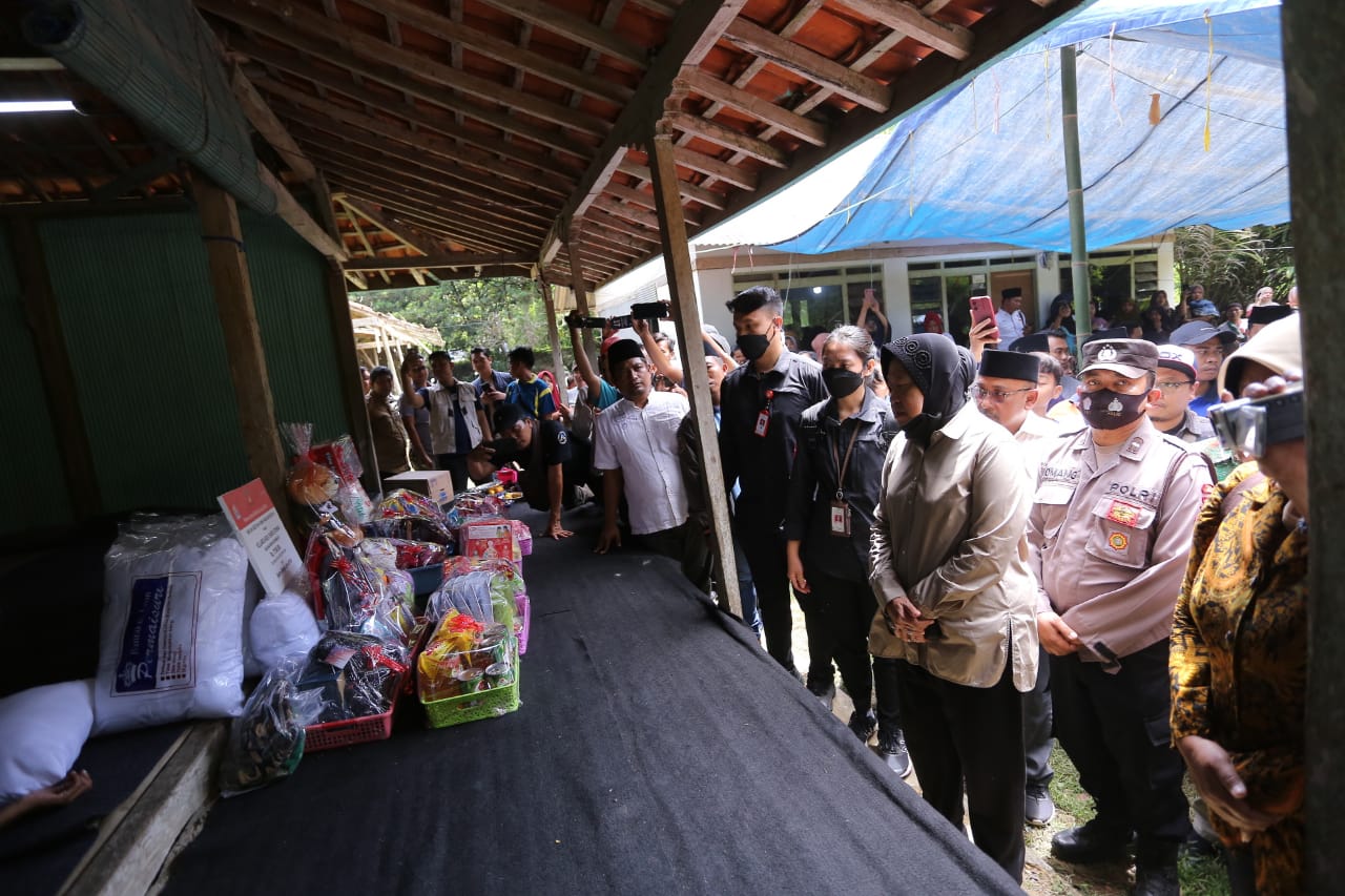 Mensos Risma Temui Langsung Pemuda yang Asuh 3 Adik di Bangkalan