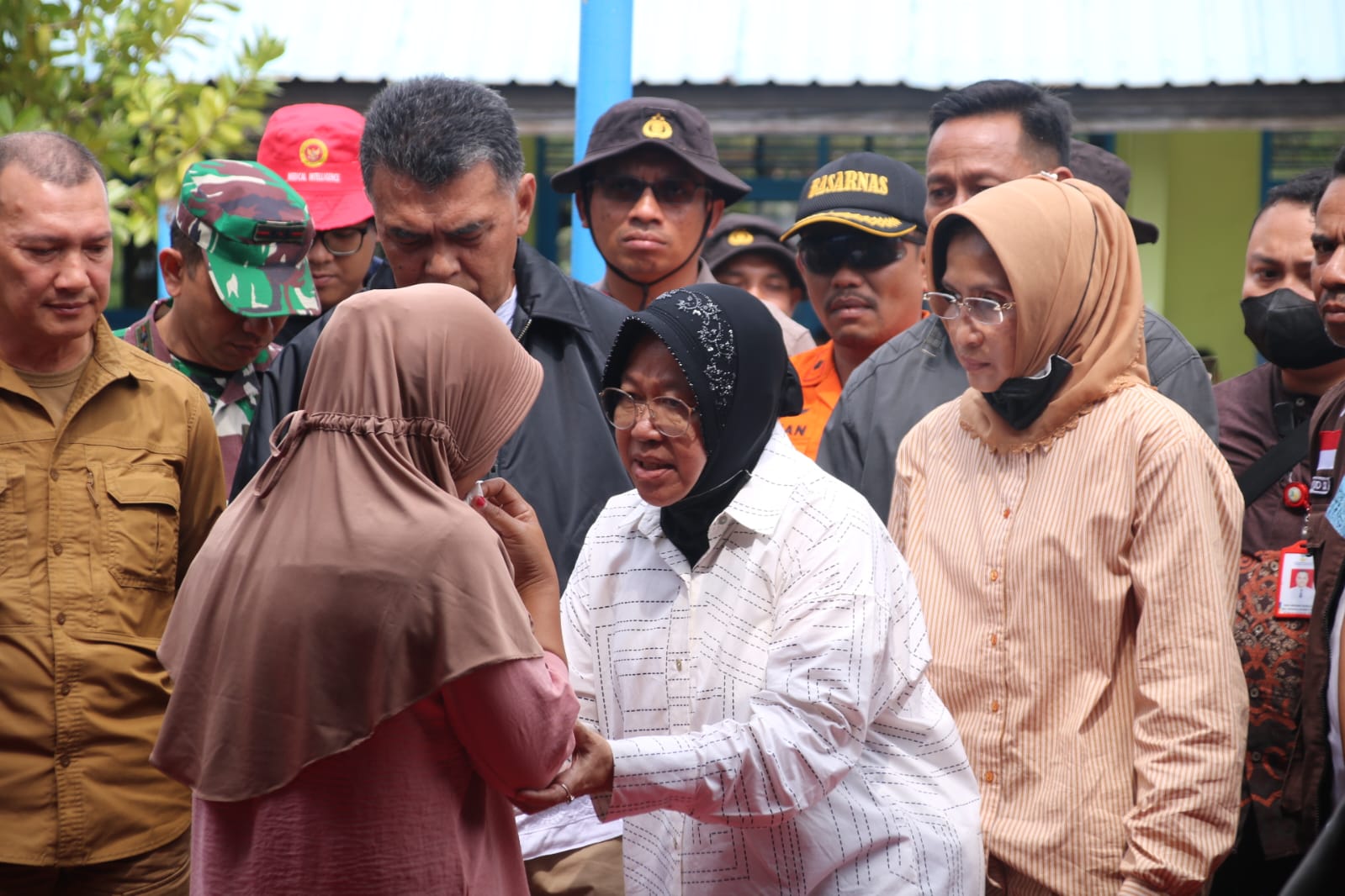 Tiba di Pulau Serasan, Mensos Pastikan Warga Terdampak Longsor Terima Bantuan dan Segera Dirikan Lumbung Sosial