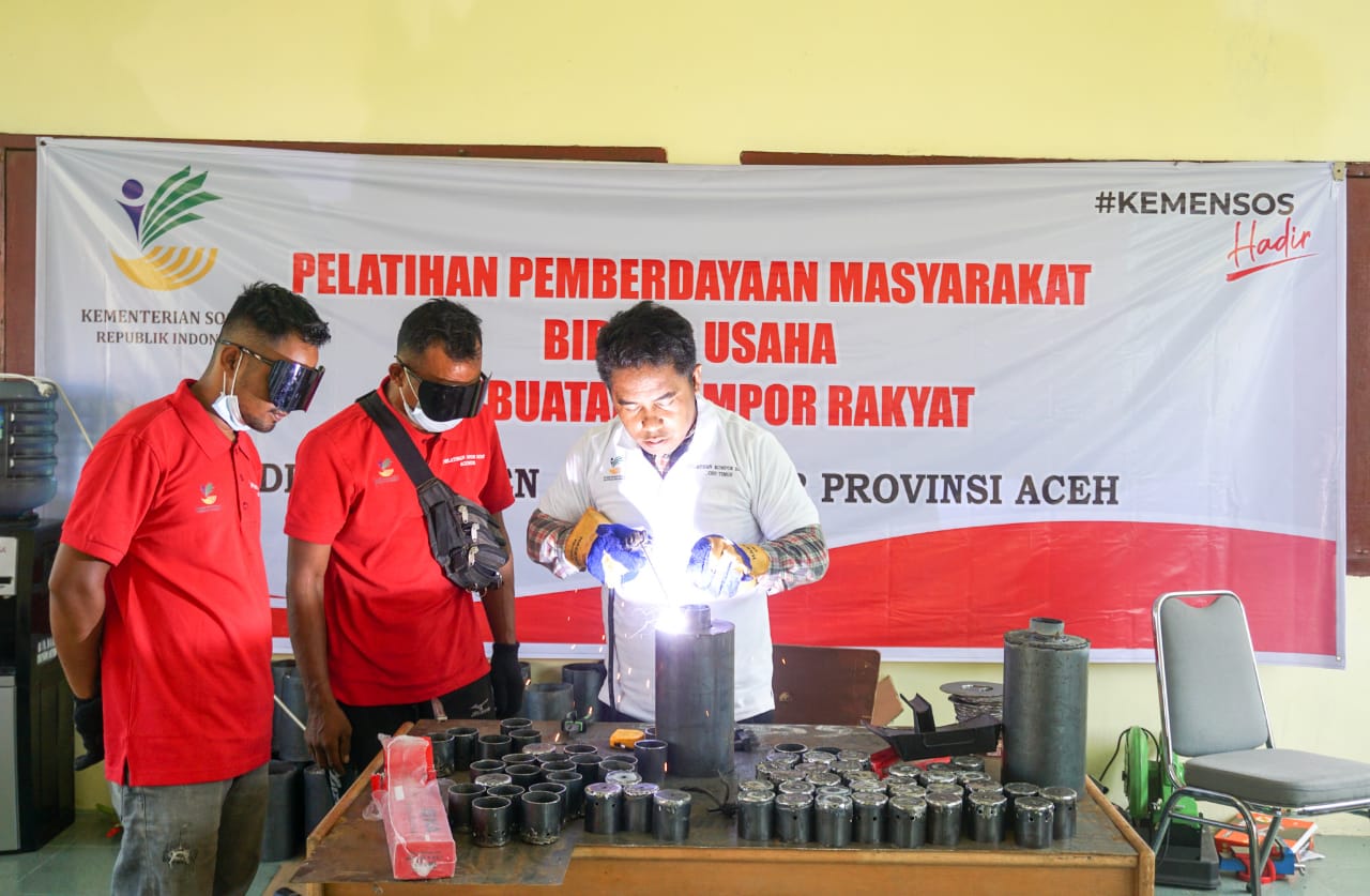 Training on Making Stoves for the Community in Seunobok Village