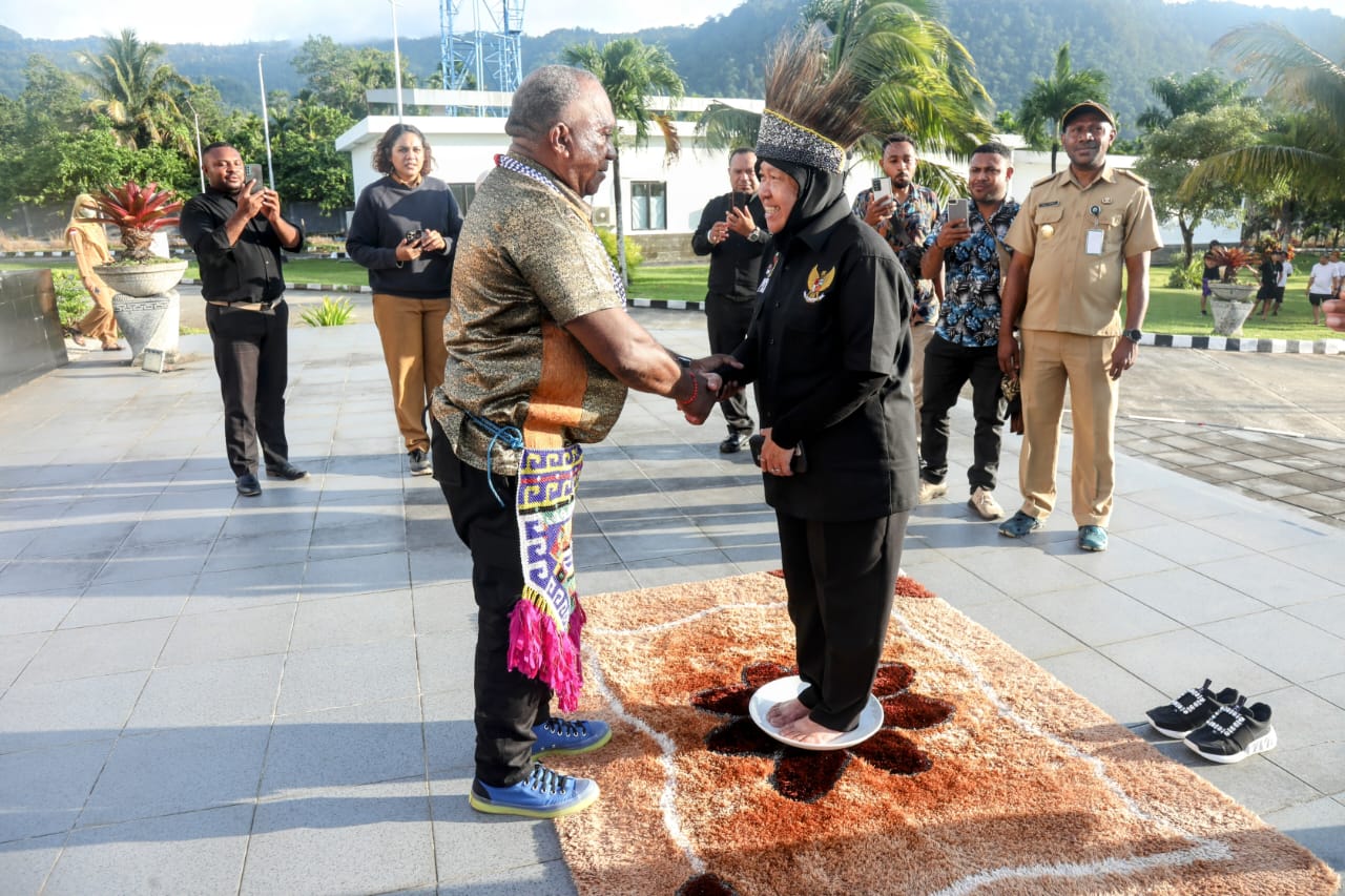 Hadir di PLBN Skouw, Mensos Resmi Jadi Warga Kehormatan dengan Marga Numberi