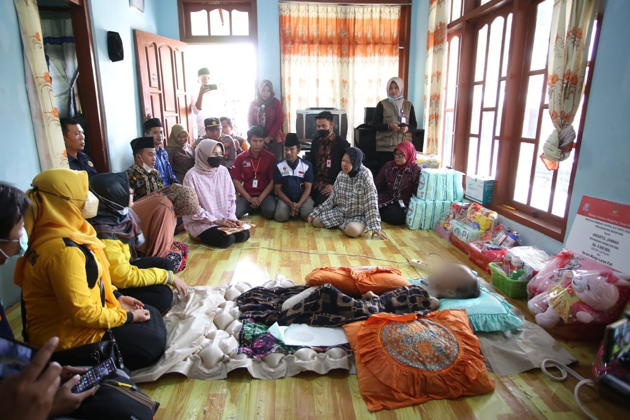 Mensos Bujuk Orangtua Anak Penderita Hidrosefalus di Sampang Agar Bersedia Berobat