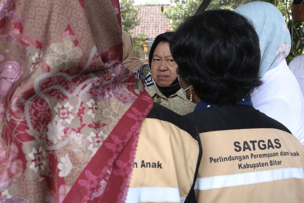 Social Affairs Minister Encouraging Victims of Sexual Abuse in Blitar