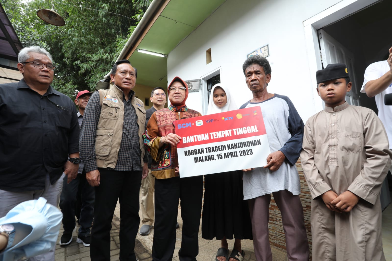 Ayah Meninggal Tragedi Kanjuruhan, Mensos Serahkan Hunian Layak Buat Kedua Anaknya