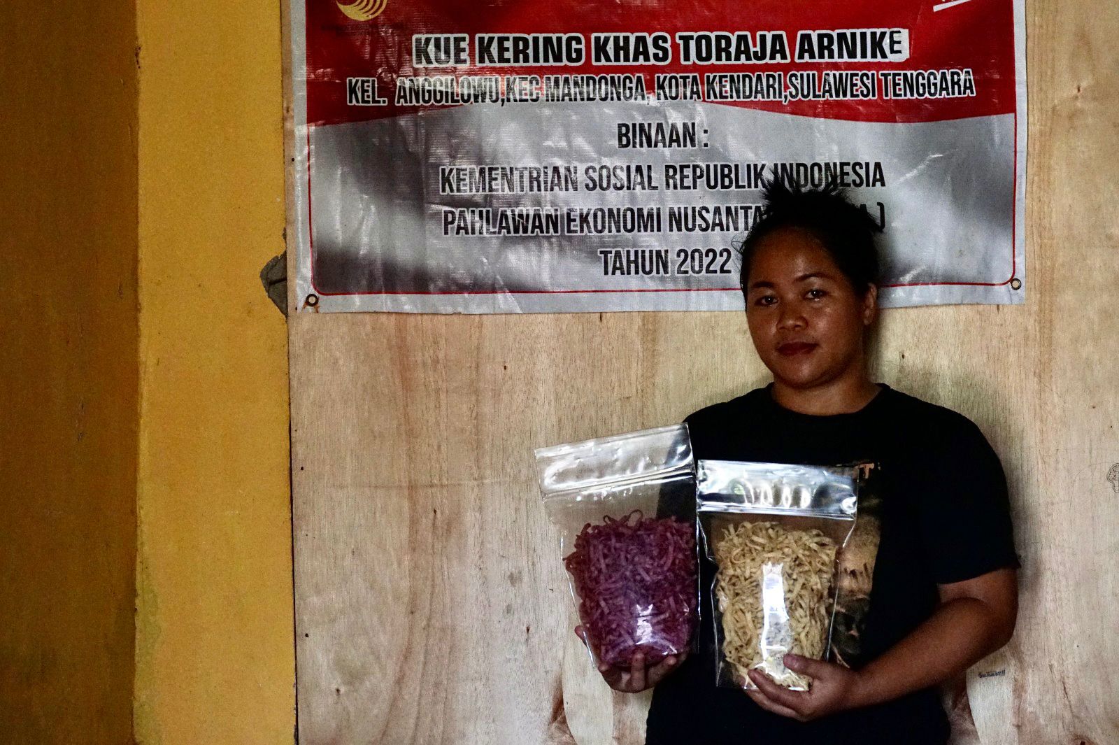 Receiving MoSA’s PENA Assistance, a Seller in Kendari Pulls Through with Chips Business