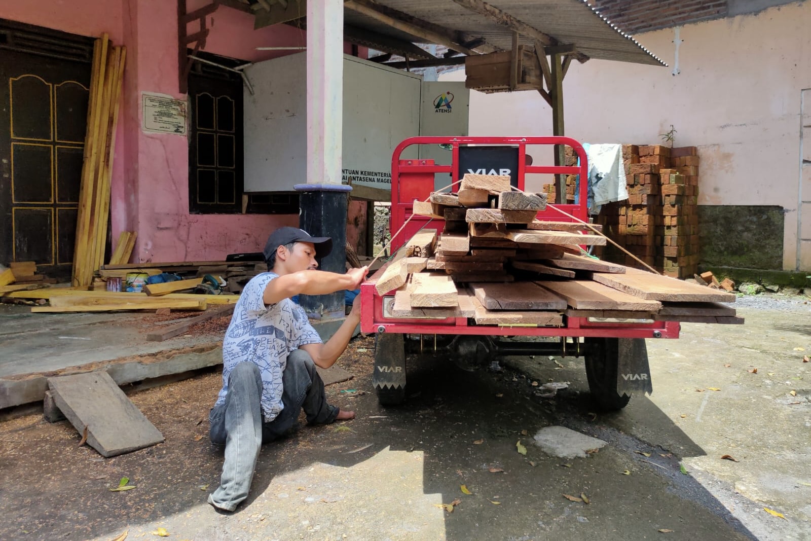 Dengan Motor Roda Tiga Bantuan Kemensos, Usaha Kayu Penyandang Disabilitas Asal Magelang Makin Berkembang