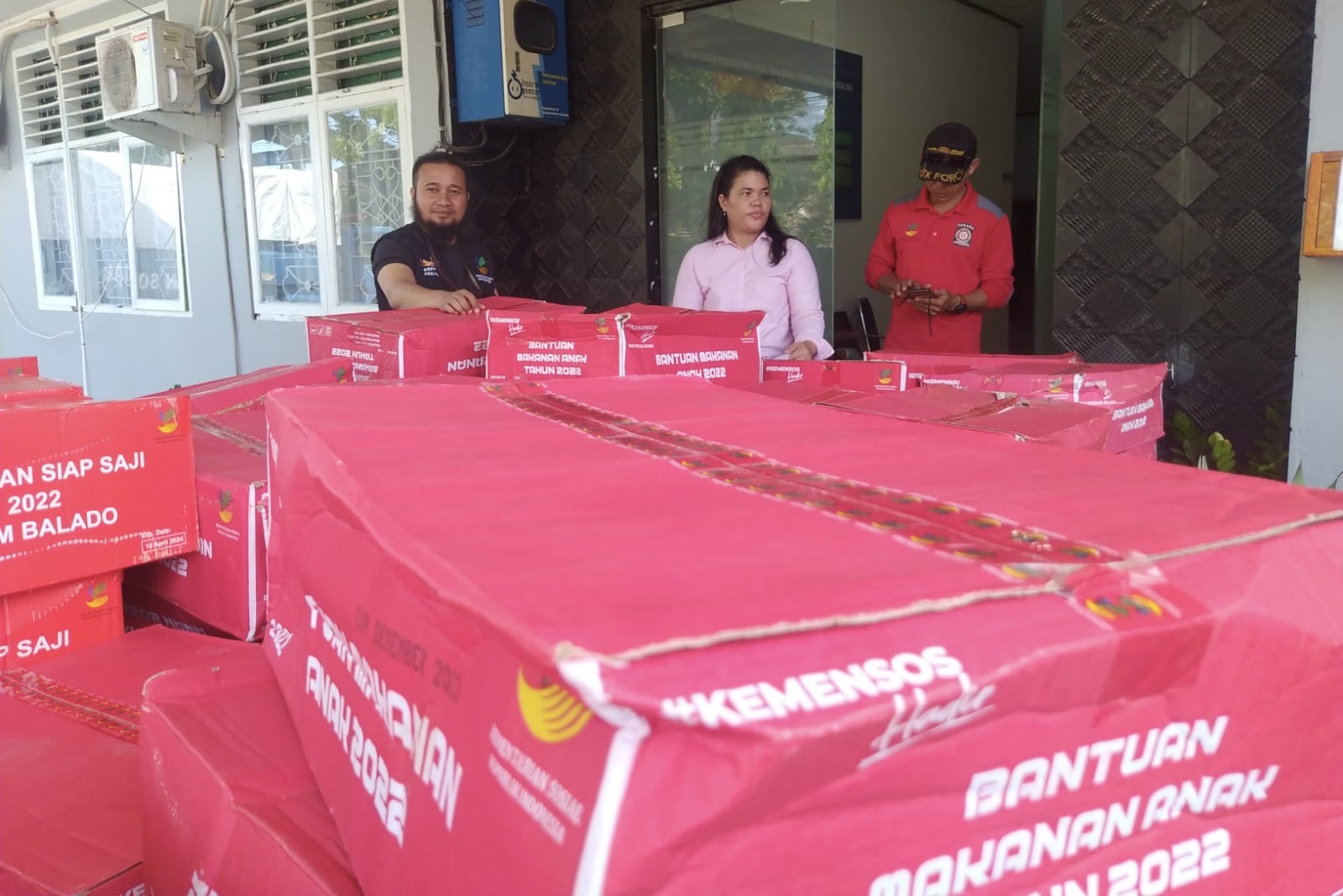 MoSA Distributes Logistics Assistance Responding to the Impact of the Mentawai Earthquake