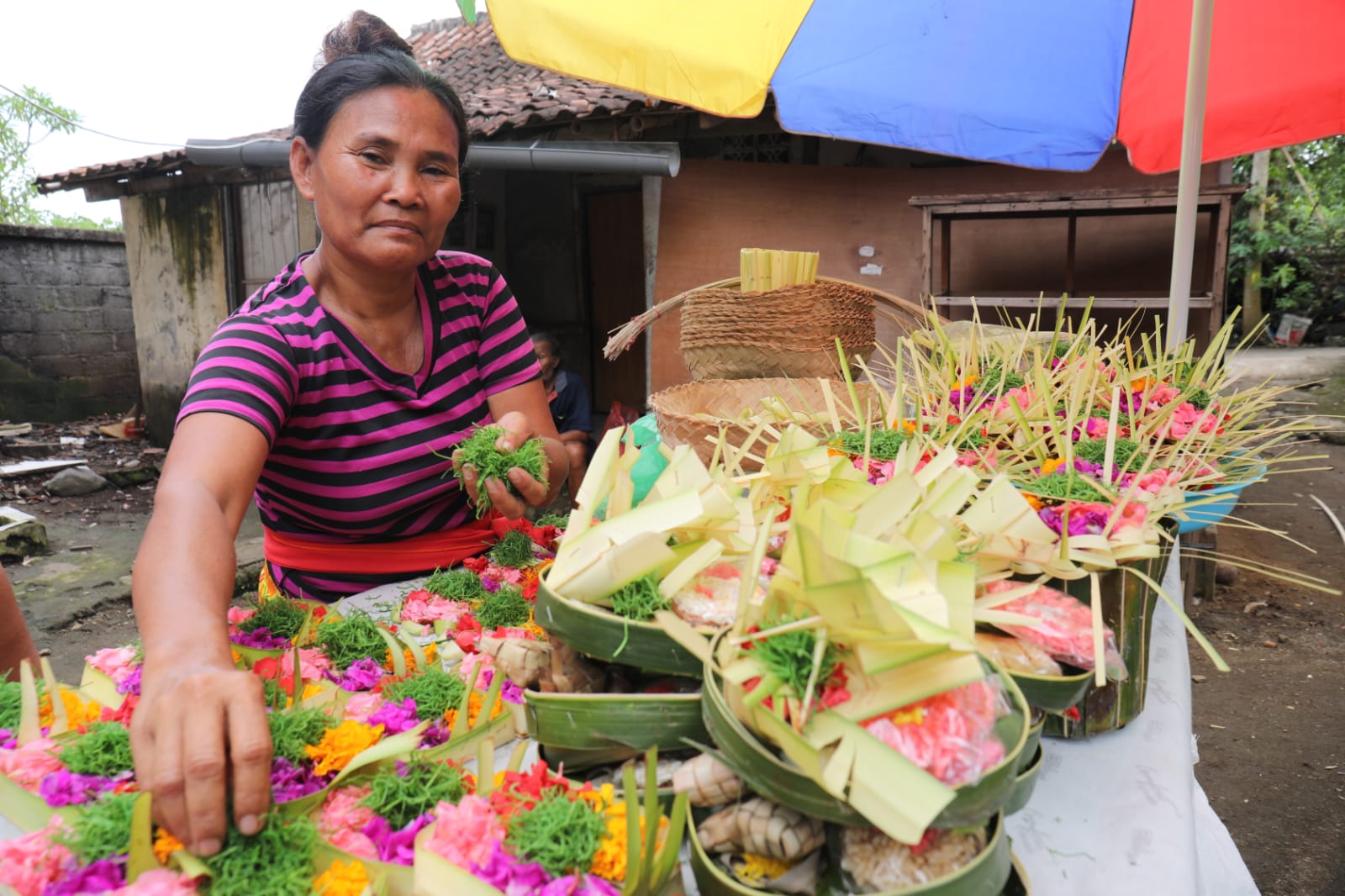 PENA Assistance from MoSA Boosts Turnover of Carving Craftsmen and Canang Pejati Sellers in Klungkung