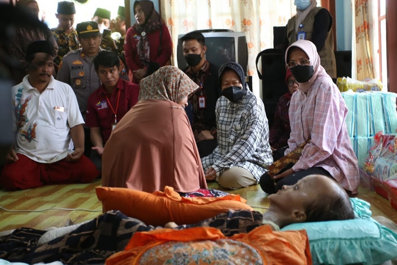 Minister of Social Affairs Risma Persuades Parents of Children with Hydrocephalus in Sampang to Prepare for Treatment