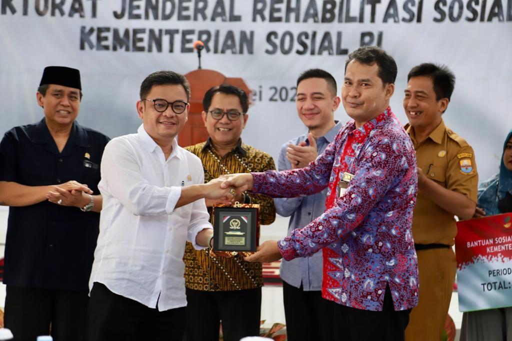 MoSA and The House of Representatives Delivered Assistances in Jambi