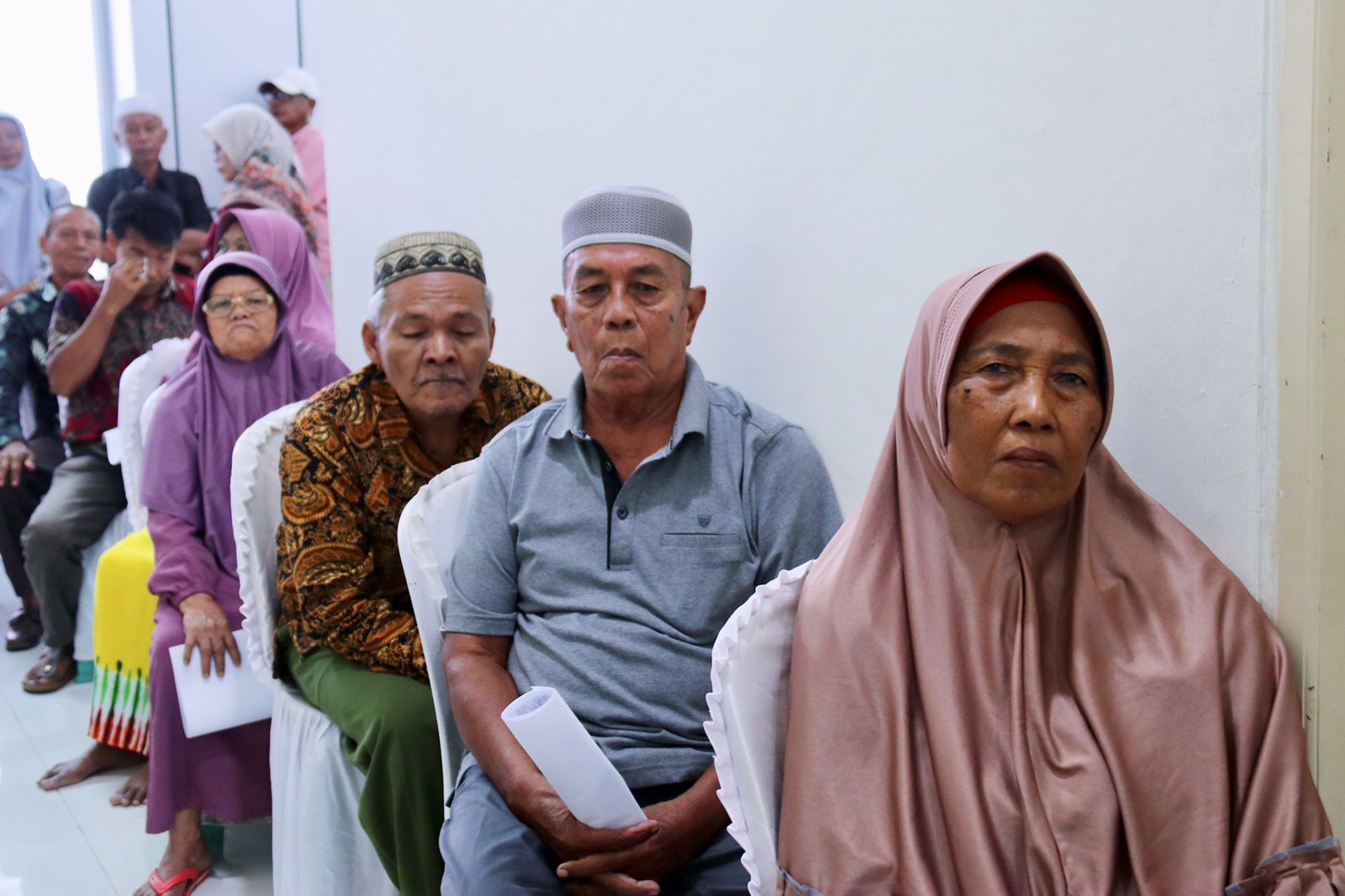 277 Elderly Prospective Cataract Surgery Patients Undergo Health Screening