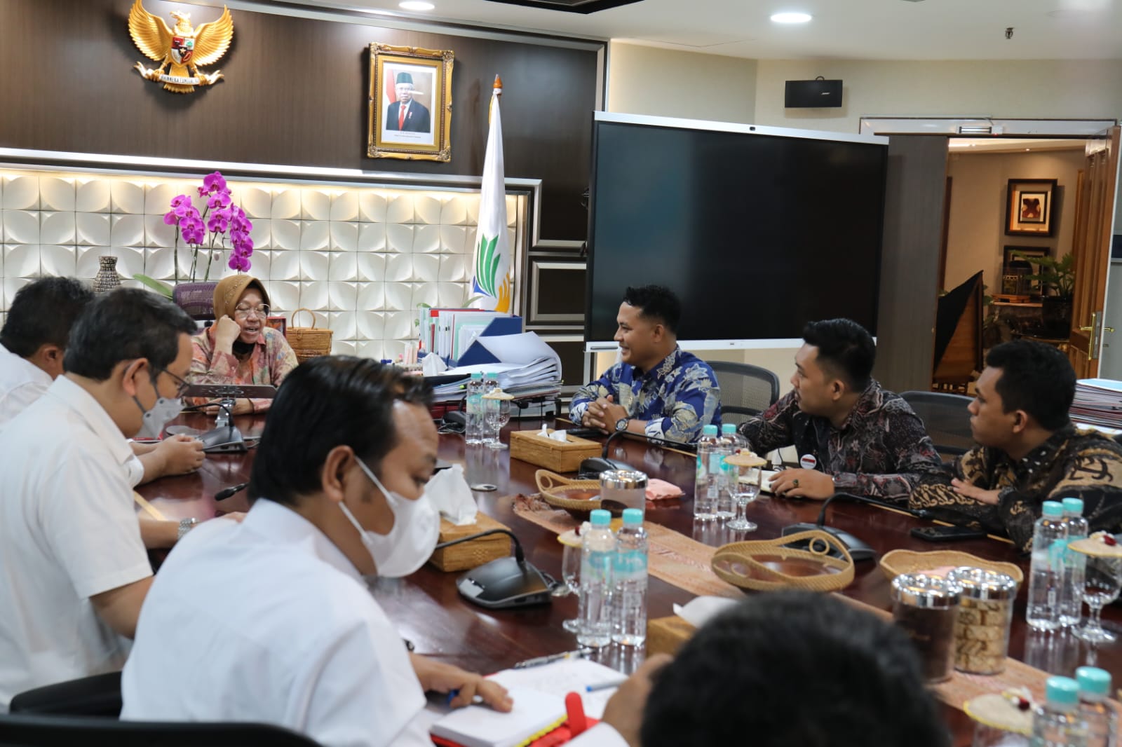 Minister of Social Affairs Receives Audience of Nusantara Student Executive Board