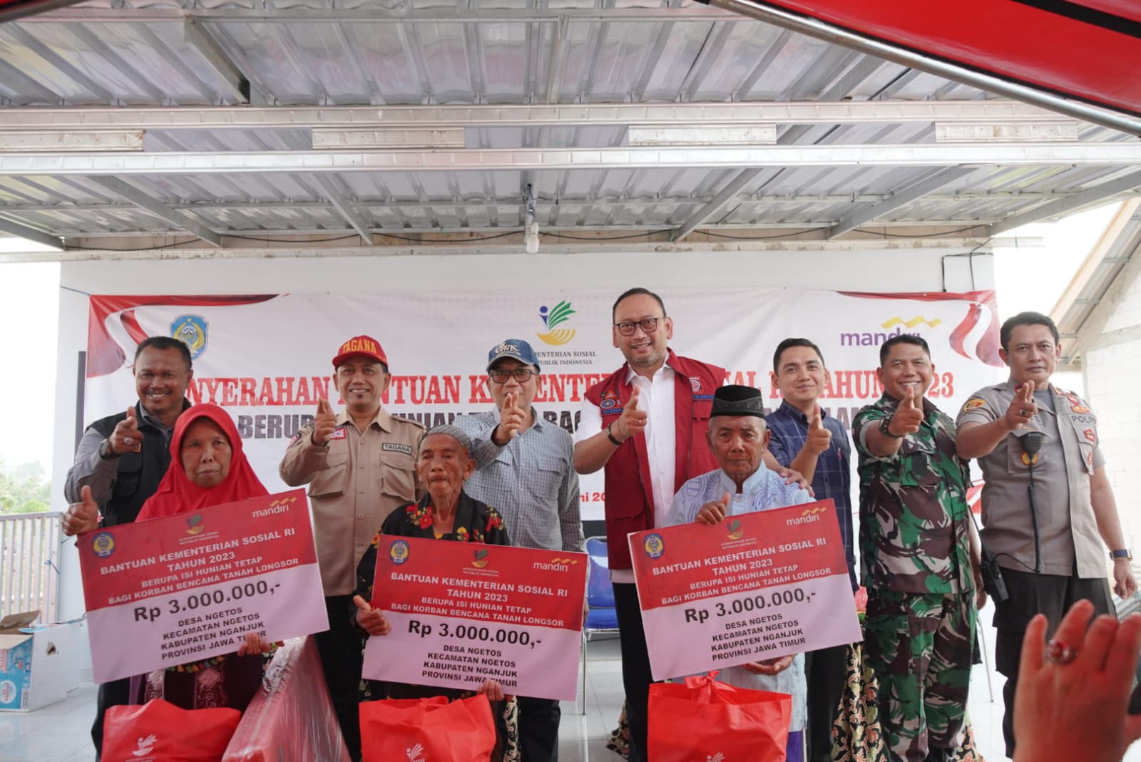 Disaster Recovery Phase, Ministry of Social Affairs Gives IDR 202 million to the Victims of Landslide Disaster in Nganjuk