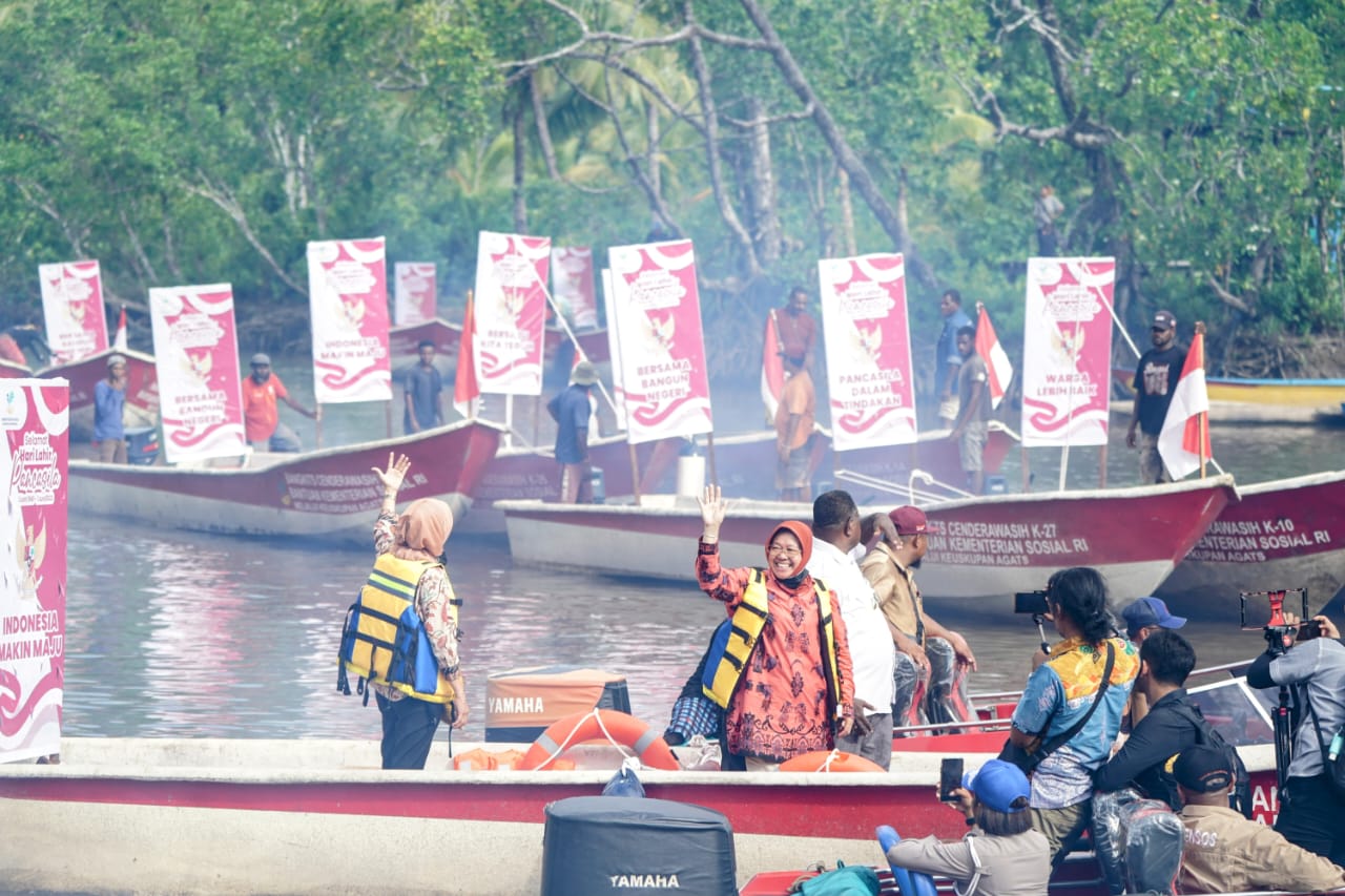 Pancasila Day Moment, Minister Risma Hands Over Fiberglass Boats and Repletes Kids’ Nutrition in Agats