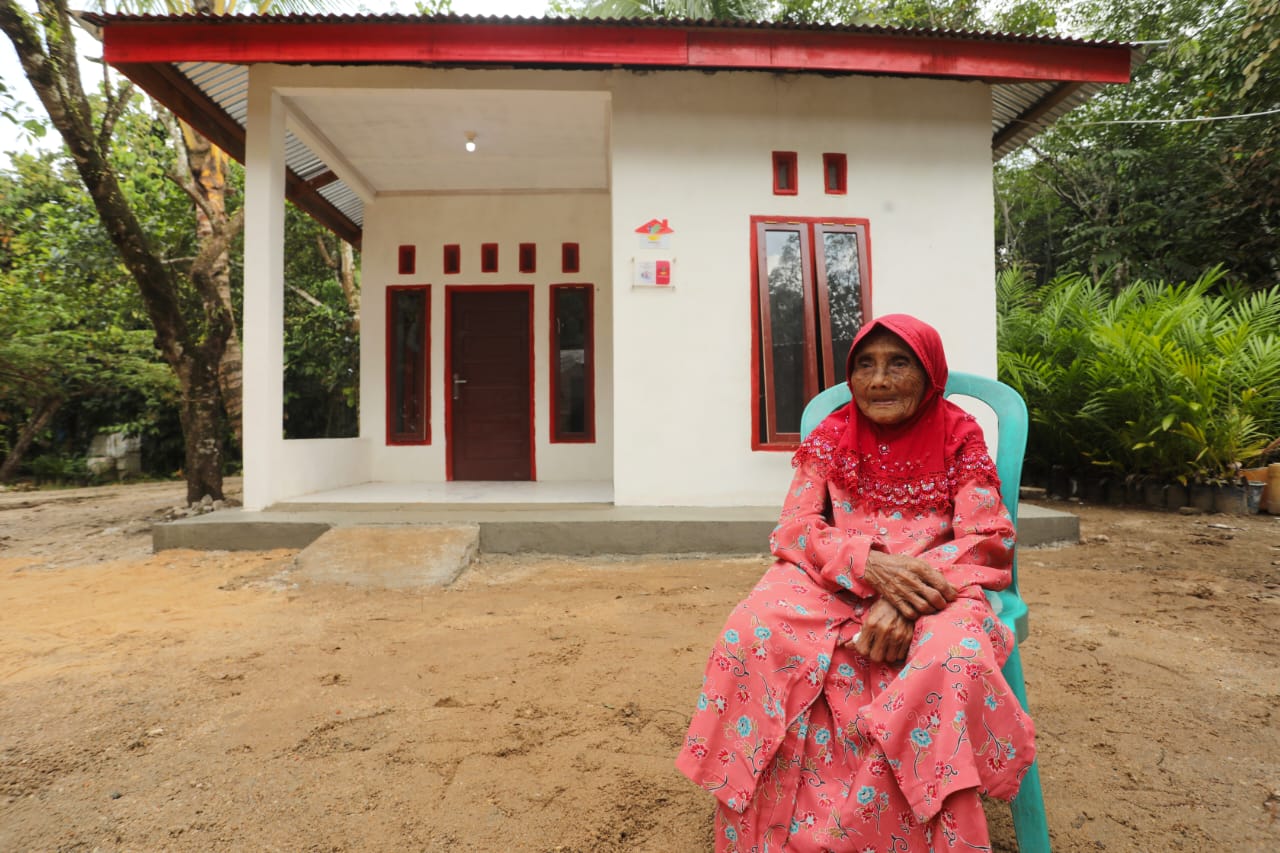 Terima Bantuan RST dari Kemensos, Haru Biru Wajah Lansia Dharmasraya