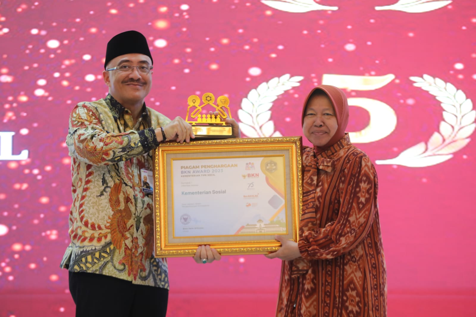 Minister of Social Affairs Receives Awards from KASN and BKN