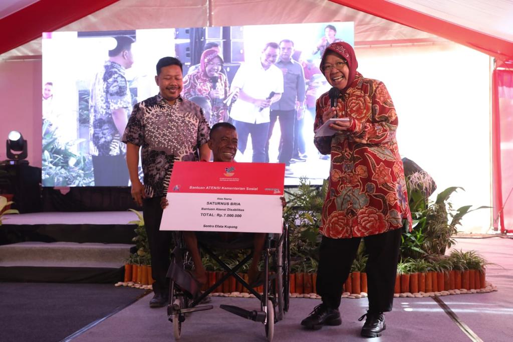 Bertemu Disabilitas di Tengah Perjalanan, Mensos Risma Spontan Berikan Bantuan ATENSI