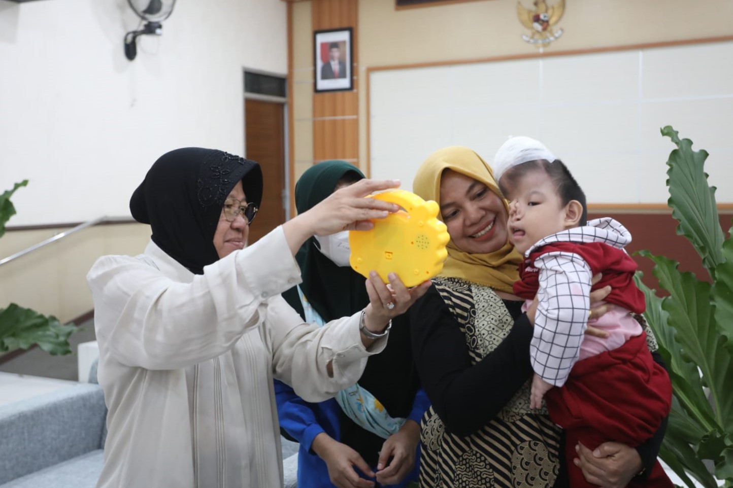 Bantu 4 Anak Penderita Penyakit Berat, Mensos Sarankan Rutin Terapi dan Ajak Interaksi