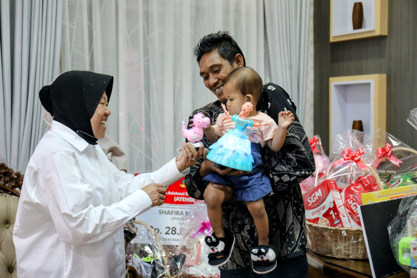 Minister of Social Affairs Risma Plays with Children with Atresia Ani and Leaking Heart