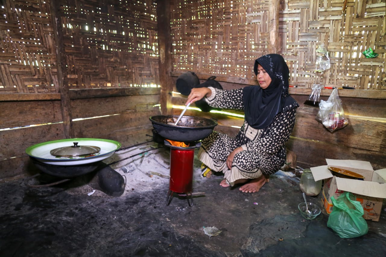 MoSA Distributes Biomass Stoves to Residents of Idi Rayeuk, Lightening the Community's Economic Burden