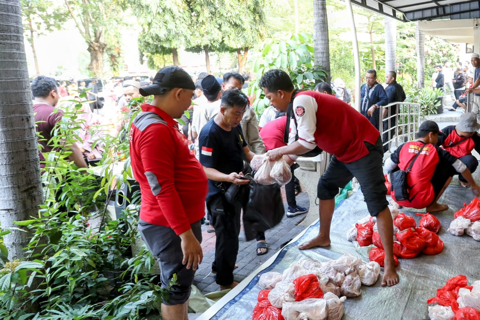 Peringatan Idul Adha Berlangsung Hikmat, Kemensos Salurkan Daging Kurban untuk 1.850 Mustahik