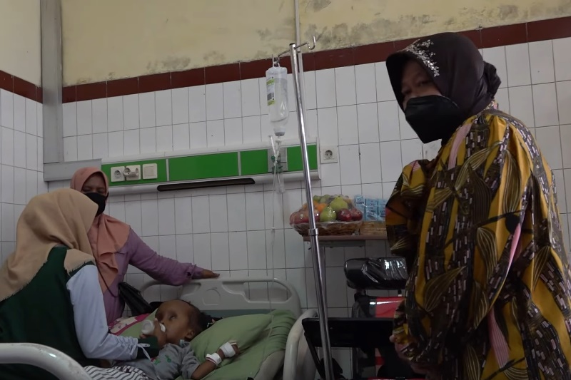 Ministry of Social Affairs Facilitates Treatment and Therapy of Two Children with Hydrocephalus in Sumenep