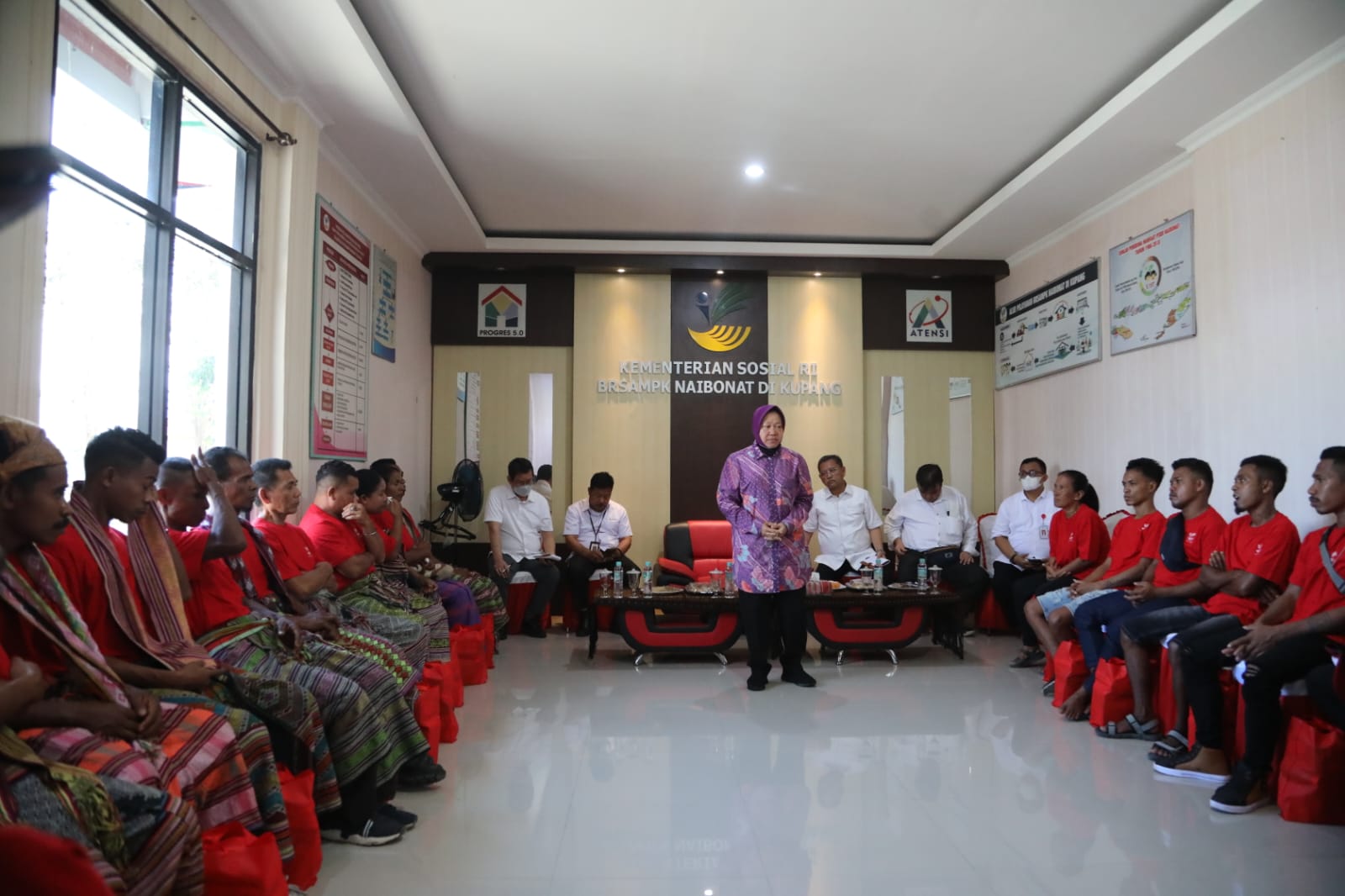 Social Affairs Minister Gives Strength and Listens to Hopes of 22 TIP Victims in Kupang