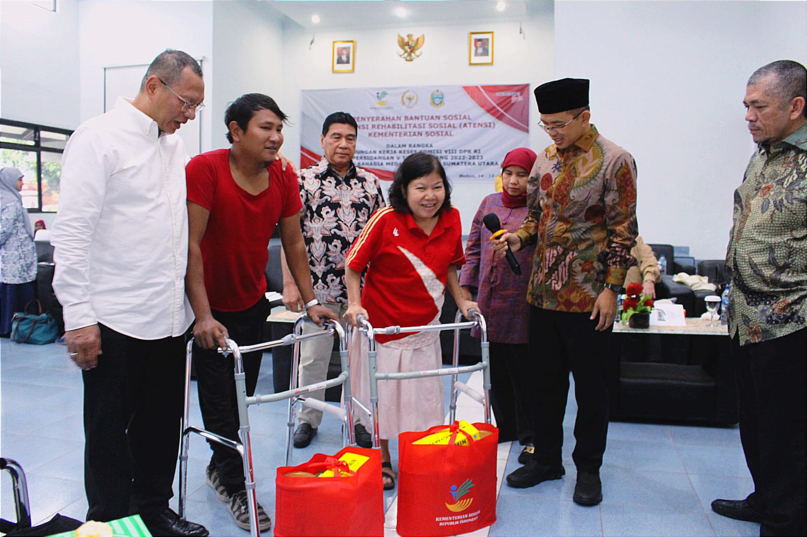 Ministry of Social Affairs Together with Commission VIII DPR RI Handed Over Social Assistance in Medan