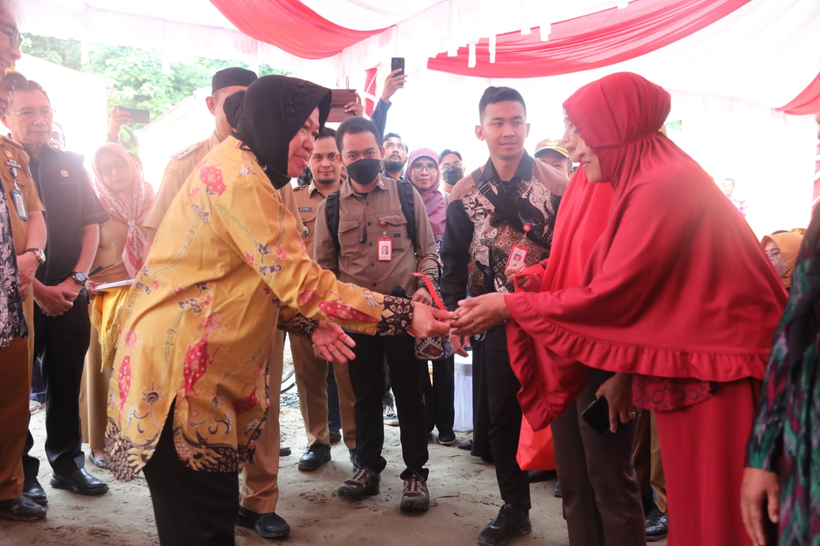 Minister of Social Affairs Distributes Social Assistance in Kendari