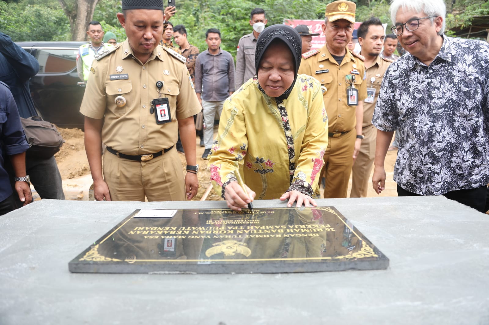 Minister of Social Affairs Inaugurates 26 Houses for Kendari Landfill Fire Victims