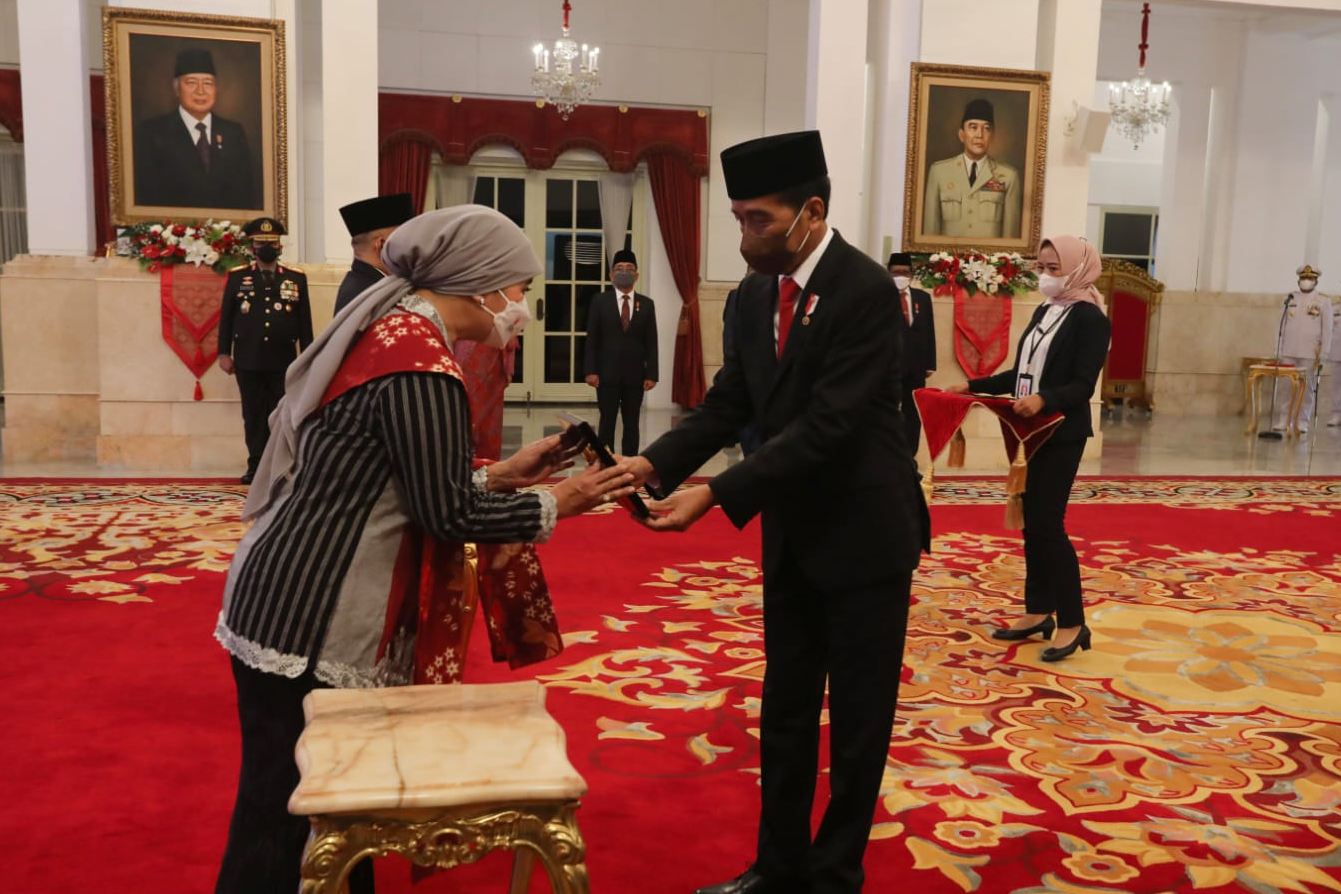 President Jokowi Confers the Title of National Heroes to Five National Figures