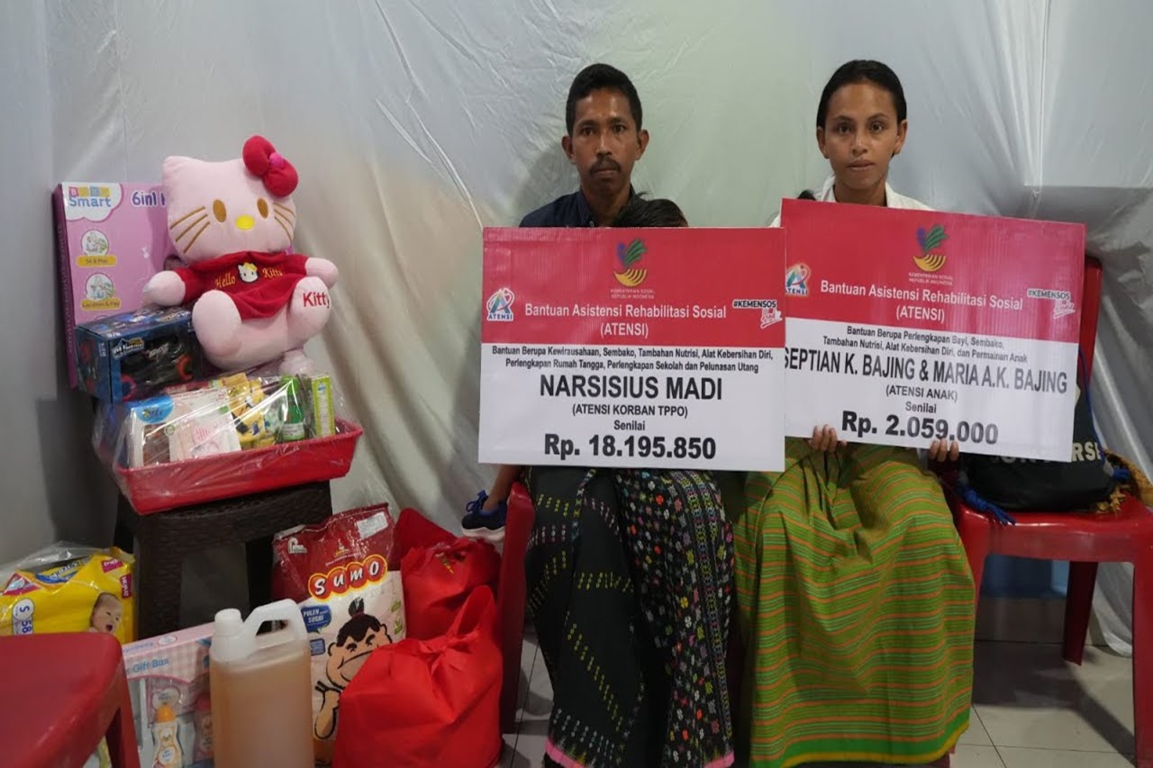 Ministry of Social Affairs Distributes Empowerment Assistance to Victims of TIP in East Manggarai Regency