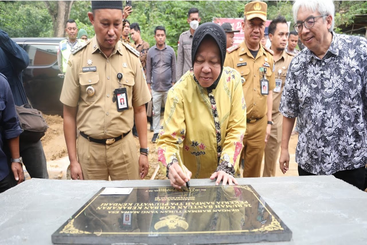 Mensos Risma Resmikan 26 Unit Rumah untuk Korban Kebakaran TPA Kendari