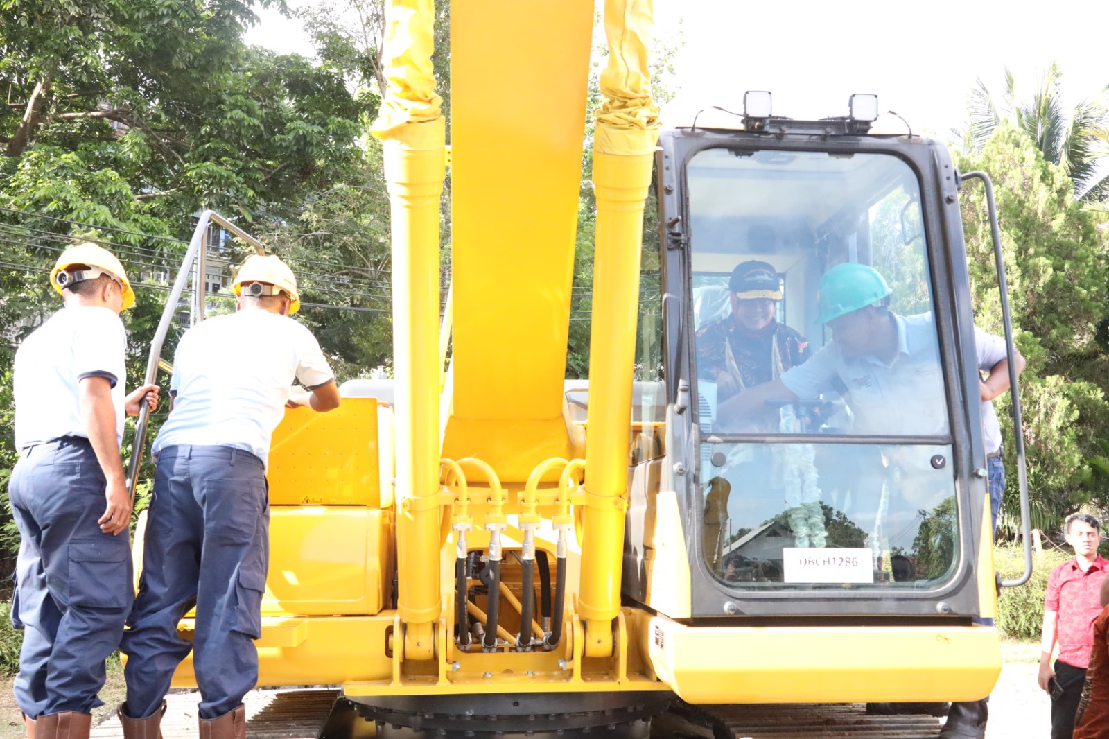 Beri Pelatihan Alat Berat, Mensos Ingin Pemuda Papua Terserap Lapangan Kerja