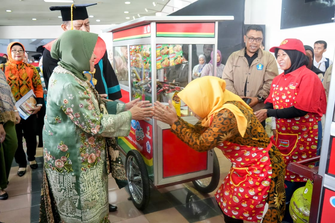 Strategi Penanganan Kemiskinan: Mensos Risma Serahkan 10 Gerobak Warmindo